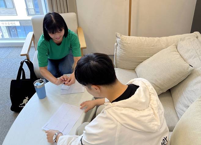 아산시 소속 상담사(왼쪽)가 ‘토닥토닥’ 심리 상담 프로그램을 진행하고 있다.&nbsp; 아산시