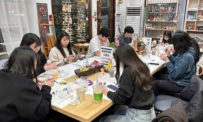 자기계발을 원하는 청년들이 참여하는&nbsp; ‘나와유 청년클래스’ 진행 모습.&nbsp; 아산시