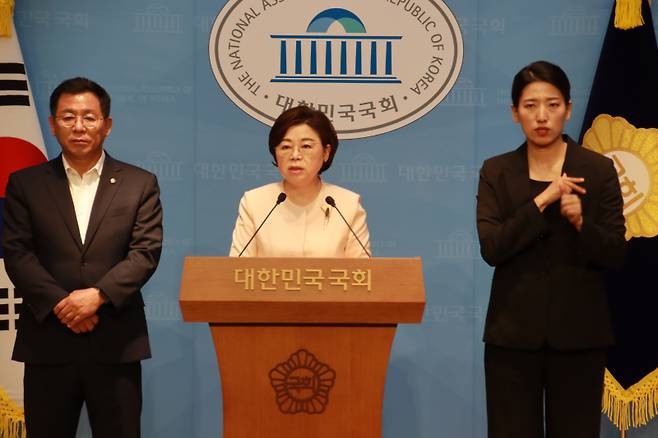 김정재·이상휘 의원이 영일만대교 예산 원상복구를 촉구하고 있다. 김정재 의원실 제공