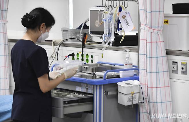 경기도 성남시 국군수도병원 응급실에서 간호사가 진료 준비를 하고 있다. 쿠키뉴스 자료사진