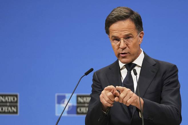 마르크 뤼터 NATO 사무총장이 지난 4일 벨기에 브뤼셀 NATO 본부에서 우크라이나 방위 연락 그룹 회의 전 연설하고 있다. AP=연합뉴스