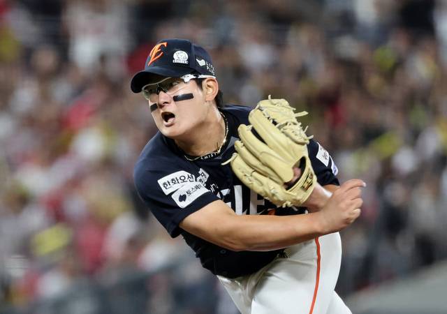 한화 이글스 마무리 투수 김서현이 지난 8일 광주 기아챔피언스필드에서 열린 KIA전에서 투구하고 있다. 올해 프로야구 올스타 팬 투표 1위를 차지한 그는 다음 달 12일 대전 한화생명볼파크에서 열리는 올스타전에 출전한다. 연합뉴스