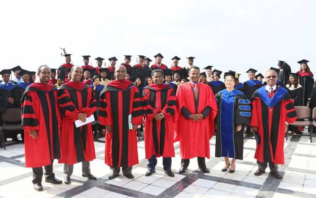 장은혜(앞줄 오른쪽 두 번째) 선교사가 최근 에티오피아 아디스아바바에 있는 에티오피아신학대학원 졸업식에서 교수 및 학생들과 함께 기념촬영을 하고 있다. 장 선교사 제공