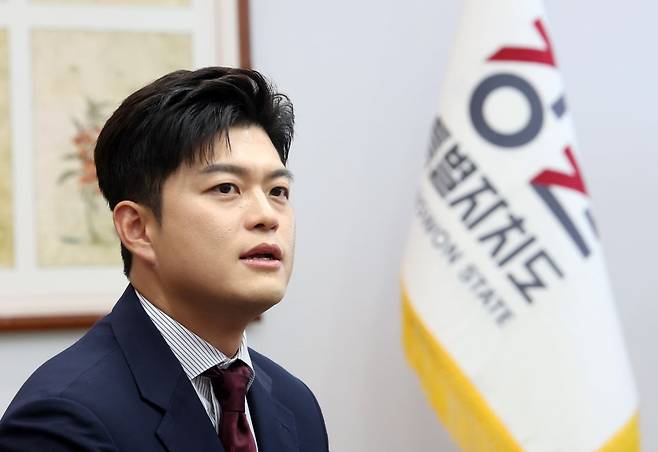 국민의힘 김용태 비상대책위원장이 23일 강원 춘천시 강원특별자치도청을 방문해 김진태 지사와 대화하고 있다. 연합뉴스