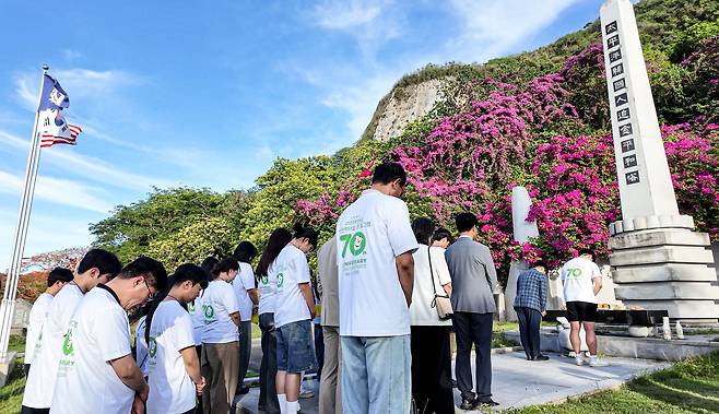 박순진 총장을 비롯한 대구대 방문단이 사이판에 위치한 ‘태평양한국인추념평화탑’ 앞에서 열린 추모제에서 묵념을 하고 있다.   대구대 제공