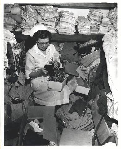 캐나다 간호 선교사 버사 코넬슨이 옷 등 구호품 분배를 준비하는 모습. 메노나이트 기록보관소