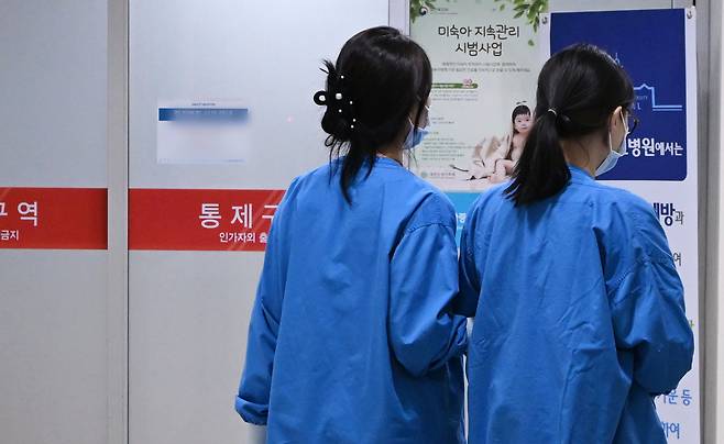 병원을 떠난 전공의들의 공백을 메우고 있는 간호사들의 뒷모습. 국민일보DB
