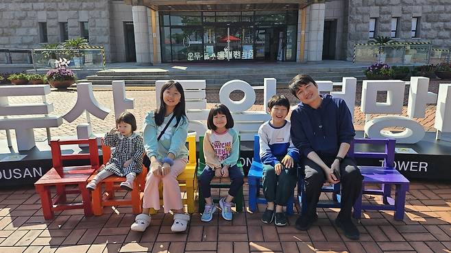 고상환(오른쪽) 신길교회 부목사가 지난해 안식월 기간 경기도 파주 오두산통일전망대에서 4명의 자녀와 함께 시간을 보내고 있다. 고 목사 제공