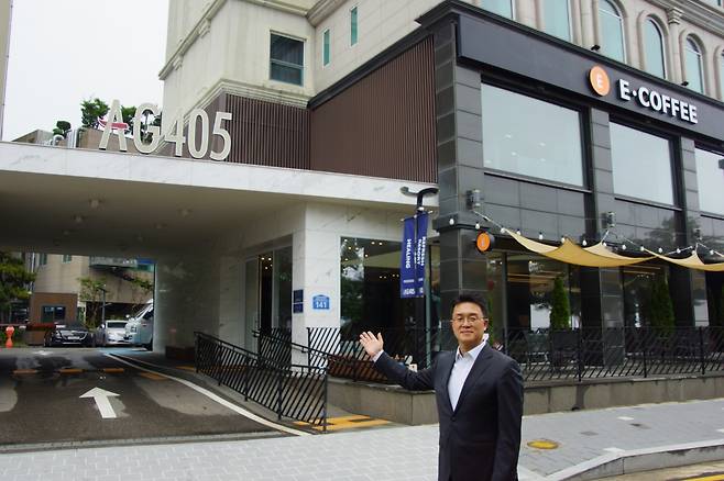 지난 20일 강창수 호텔 AG405 상무가 호텔 입구에서 손님을 맞이할 준비를 하며 환하게 웃고 있다.