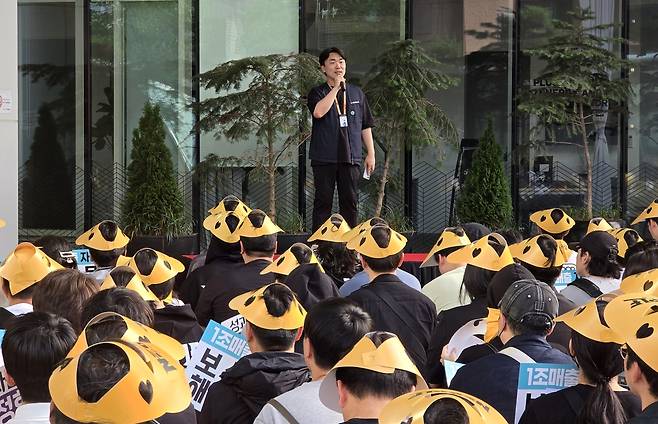사측의 성과급 제도 변경에 항의하며 쟁의에 들어간 넥슨 자회사 네오플 노동조합의 조정우 분회장이 18일 서울 강남구 서울지사 사옥 앞에서 집회를 열고 발언하고 있다. 연합