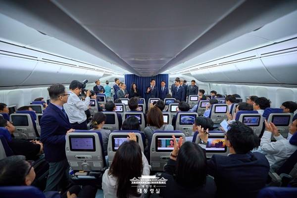 ▲ 주요 7개국(G7) 정상회의 참석을 위한 해외순방 중 대통령 전용기에서 이재명 대통령이 기자간담회를 진행하고 있다. 사진=대통령실