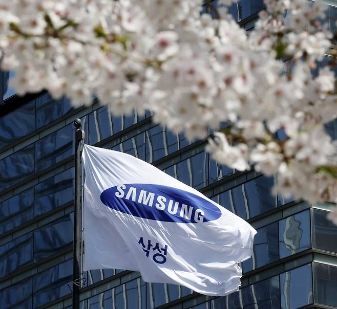 지난 4월 8일 서울 서초구 삼성전자 서초사옥 앞에 벚꽃이 활짝 만개한 모습. [김호영 기자]