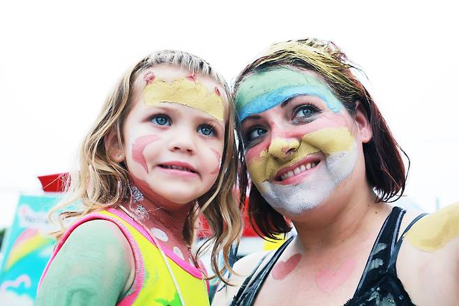 보령 머드 축제에 참가한 외국인 가족 / 사진=서울관광재단