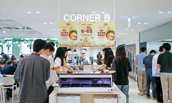 현대그린푸드가 운영 중인 단체급식 사업장에서 ‘맛-닿음 프로젝트’의 일환으로 서산 감자를 활용한 단체급식 메뉴를 제공하고 있는 모습. [사진 출처 = 현대그린푸드]