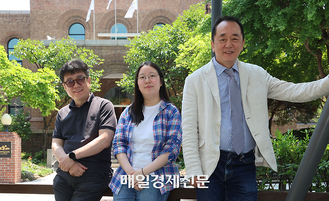 청소년 연극 축제를 만드는 전영준 청소년을 위한 공연예술 사회적협동조합 이사장(왼쪽부터)과 이채희 학생,  손정우 한국연극협회 이사장이 카메라 앞에서 포즈를 취하고 있다. <이승환 기자>