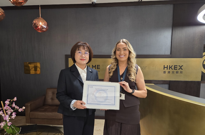 홍수남 DS단석 상무(왼쪽)와 애비 웨스트 런던금속거래소 브랜드부문장과 기념촬영을 하고 있다. [사진 제공=DS단석]