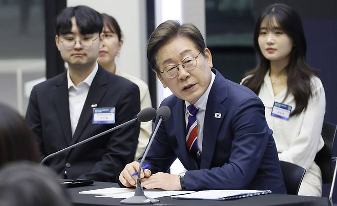 이재명 대통령이 지난 6월 11일 서울 영등포구 여의도 한국거래소(KRX) 통합관제센터에서 열린 불공정거래 근절을 위한 시장감시본부 실무 직원들과의 현장 간담회에서 발언을 하고 있다. [김호영 기자]