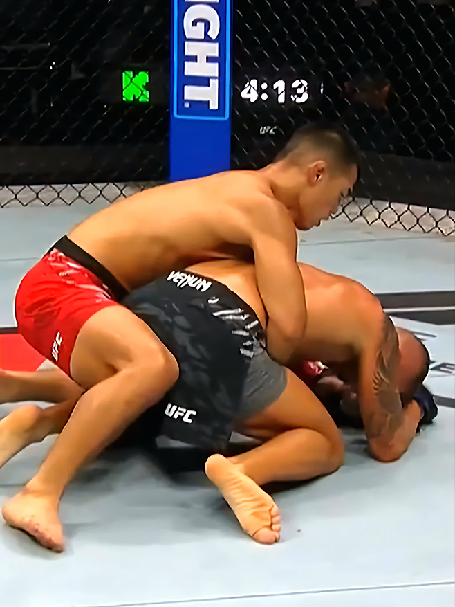 제41회 국제삼보연맹 세계선수권대회 컴뱃 부문 금메달리스트 고석현이 2025년 6월 아제르바이잔 바쿠 크리스털 홀 UFC on ABC 8 제6경기 Contender Series 시즌7 출신 오반 엘리엇을 그래플링으로 몰아붙여 저항 의지를 잃게 하고 있다. 사진=TKO