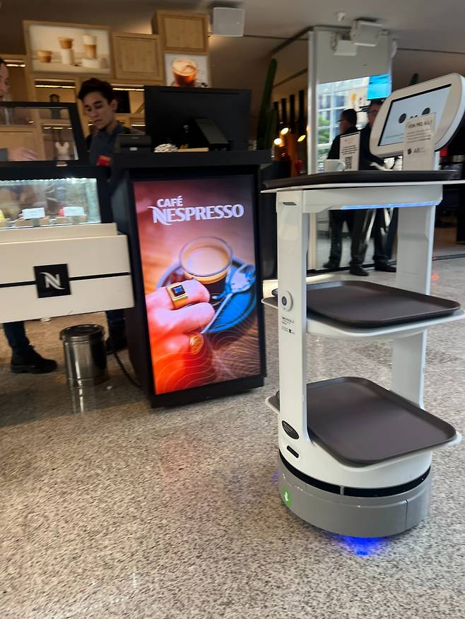 브라질 상파울루 시내 5성급 호텔 카페를 돌아다니는 한국산 서빙로봇. /사진=조규희 기자