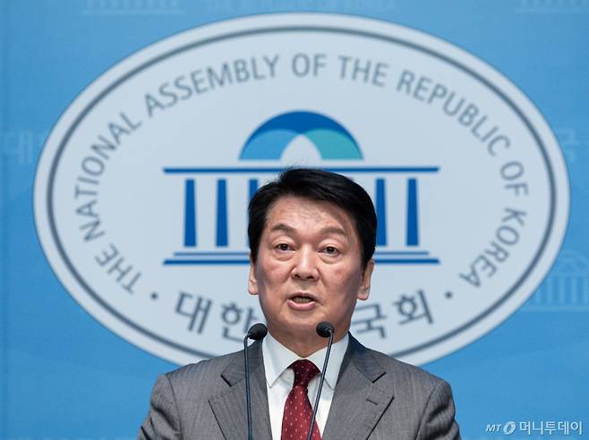 안철수 국민의힘 경선 후보가 27일 오전 서울 여의도 국회 소통관에서 '국민 여러분께 드리는 호소문'을 발표하고 있다. 2025.4.27/사진=뉴스1 /사진=(서울=뉴스1) 이재명 기자