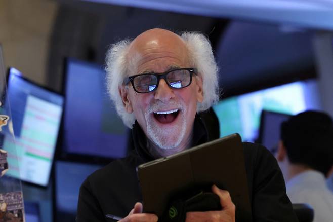 (뉴욕 로이터=뉴스1) 신기림 기자 = 23일(현지시간) 뉴욕증권거래소(NYSE)에서 트레이더가 환하게 웃으며 일하고 있다. 지난 주말 미국이 이란 핵시설을 공격했지만 이란의 대응이 예상보다 제한적인 것으로 나오면서 이날 유가는 급락하고 증시는 상승했다. 간판지수 S&P 500 지수는 0.96% 올라 6025.17를 기록했고 서부 텍사스산 원유(WTI)는 7% 이상 하락하여 배럴당 68.51달러에 마감했다.   ⓒ 로이터=뉴스1  Copyright (C) 뉴스1. All rights reserved. 무단 전재 및 재배포,  AI학습 이용 금지. /사진=(뉴욕 로이터=뉴스1) 신기림 기자