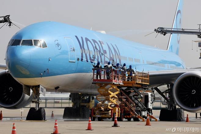 [서울=뉴시스] 김명년 기자 = 24일 오전 인천국제공항에 위치한 대한항공 정비 격납고에서 관계자들이 봄맞이 항공기 동체 세척을 하고 있다. 2025.04.24. kmn@newsis.com /사진=