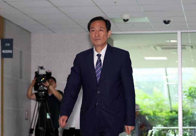 [서울=뉴시스] 고승민 기자 = 우상호 대통령실 정무수석이 24일 서울 여의도 국회 의원회관에서 송미령 농림축산식품부 장관 유임 관련 더불어민주당 농해수위 위원들과 면담을 하기 위해 회의실로 향하고 있다. 2025.06.24. kkssmm99@newsis.com /사진=고승민