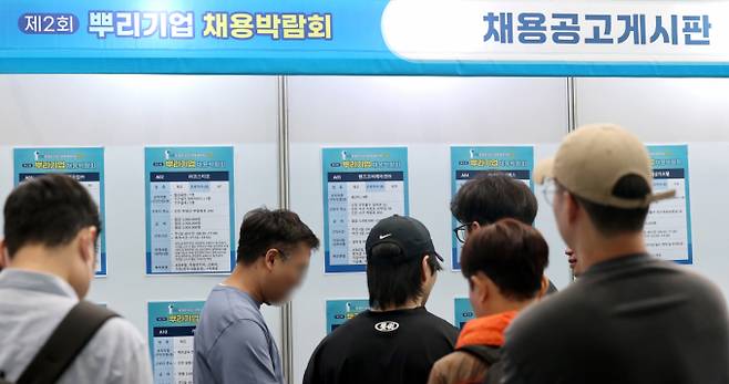 지난 23일 인천 부평구 한국폴리텍대학 인천캠퍼스에서 열린 뿌리기업 채용박람회를 찾은 구직자들이 채용공고 게시판을 살피고 있다. / 사진=뉴시스 전진환 기자 /사진=전진환