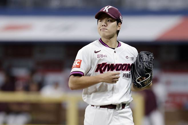 키움 히어로즈 김윤하가 KIA타이거즈를 상대로 선발 15연패 탈출에 도전한다. 사진은 키움에서 활약 중인 김윤하의 모습. /사진=뉴시스