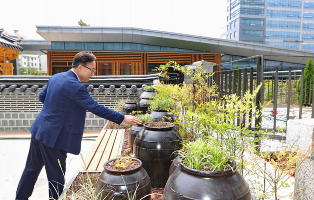 유성훈 서울 금천구청장이 금천 강희맹 장독대 체험관 조성 현장을 점검하고 있다. 금천구청 제공
