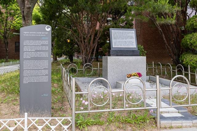 서울 영등포구 서울우신초등학교 내에 있는 이탈리아 의무부대 6‧25 전쟁 참전 기념비. 영등포구청 제공