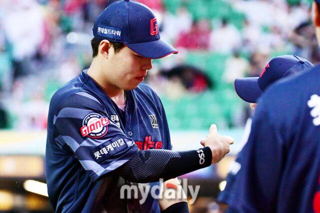 자신의 상태를 걱정하는 김민호 코치에게 코를 닦는 장난을 치고 있는 롯데 고승민.