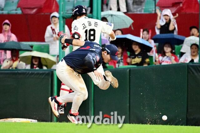 8회말 롯데 고승민이 김민성의 송구 실책 상황에서 1루로 향하는 고명준과 충돌하고 있다.