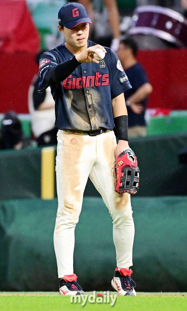 고명준과 충돌한 고승민이 인상을 찡그리며 고통을 호소하고 있다.