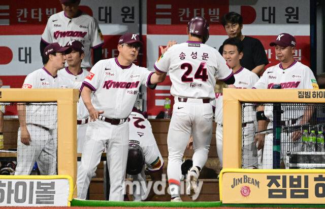 2025년 6월 18일 오후 서울 고척스카이돔에서 열린 '2025 신한 SOL뱅크 KBO 리그' SSG 랜더스와 키움 히어로즈의 경기. 키움 홍원기 감독이 3회말 1사 3루서 이주형 타석 때 SSG 선발투수 김건우의 폭투 때 홈을 밟은 송성문을 축하하고 있다./마이데일리