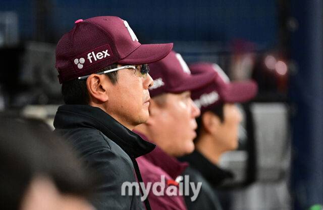 2025년 4월 23일 오후 서울 고척스카이돔에 진행된 '2025 신한 SOL뱅크 KBO 리그' 두산 베어스와 키움 히어로즈의 경기. 키움 홍원기 감독이 경기를 지켜보고 있다./마이데일리