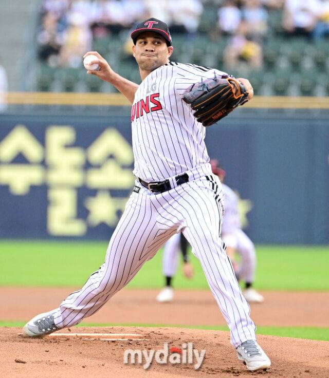2025년 6월 12일 오후 서울 잠실구장에서 '2025 신한 SOL뱅크 KBO 리그' SSG 랜더스와 LG 트윈스의 경기가 열렸다. LG 선발투수 치리노스가 역투하고 있다./마이데일리
