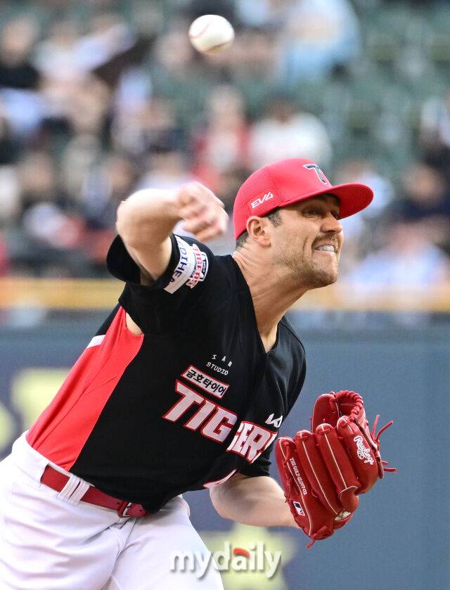 2025년 6월 4일 오후 서울 잠실구장에서 진행된 '2025 신한 SOL뱅크 KBO 리그' KIA 타이거즈와 두산 베어스의 경기. KIA 선발투수 네일이 역투하고 있다./마이데일리