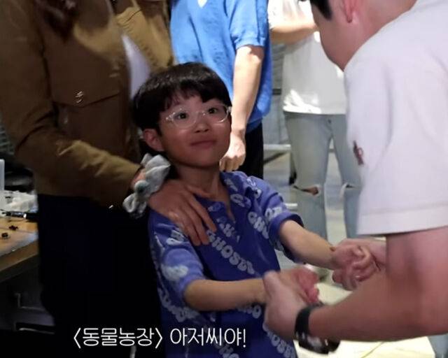 신동엽이 이시영의 아들에게 용돈을 줘 눈길을 끌었다. / 유튜브 '짠한형' 캡처