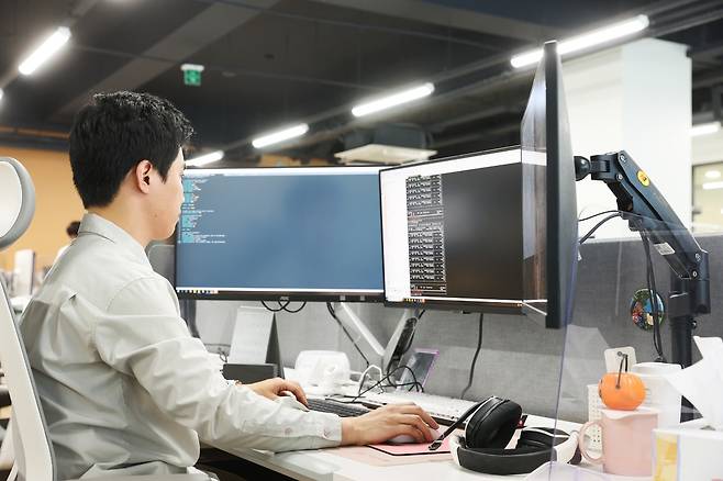 KAIST 연구원이 AI 연구를 위해 데이터 분석작업을 수행하고 있다.[KAIST 제공]