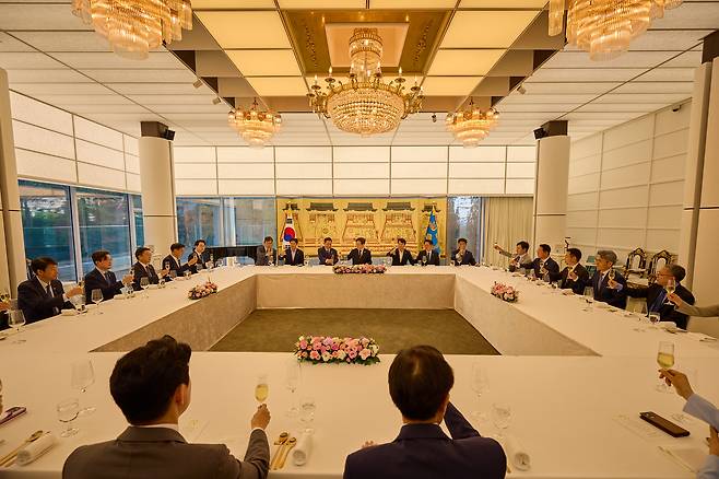 이재명 대통령이 23일 한남동 관저에서 더불어민주당 원내지도부와 만찬을 하고 있다. [연합]