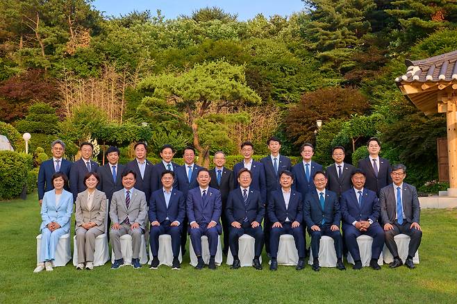 이재명 대통령이 23일 한남동 관저에서 더불어민주당 원내지도부와 만찬에 앞서 기념촬영을 하고 있다. [연합]