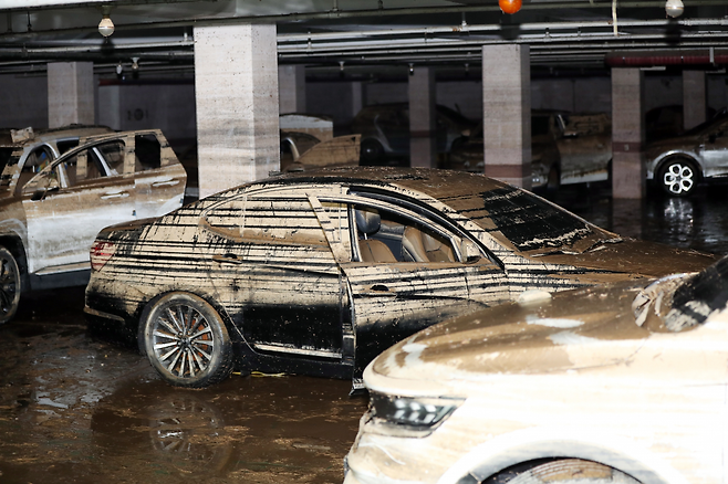 지하주차장을 매운 물이 이틀 만에 빠져 진흙이 잔뜩 묻은 차량들 [연합]