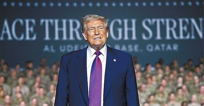 도널드 트럼프 미국 대통령은 23일(현지시간) 이스라엘과 이란이 12일간 진행해온 무력충돌과 관련, 사회관계망서비스(SNS) 트루스소셜을 통해 “이스라엘과 이란 사이에 완전하고 전면적인 휴전을 하는 것으로 완전한 합의가 이뤄졌다”고 썼다. 트럼프 대통령은 이날 미 NBC 방송과의 전화 인터뷰에서 휴전이 얼마나 지속될 것인지를 묻자 “무기한(unlimited)이라고 생각한다”며 이같이 답했다. 사진은 트럼프 대통령이 올 5월 15일 카타르 알우다이드 공군기지에서 미군 병사들 앞에서 인사하는 장면 [AFP]