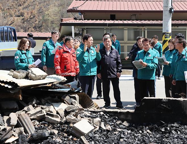 박완수 경남도지사가 산불 피해를 본 산청군 시천면 중태마을 현장을 점검하고 있다 [경남도 제공]