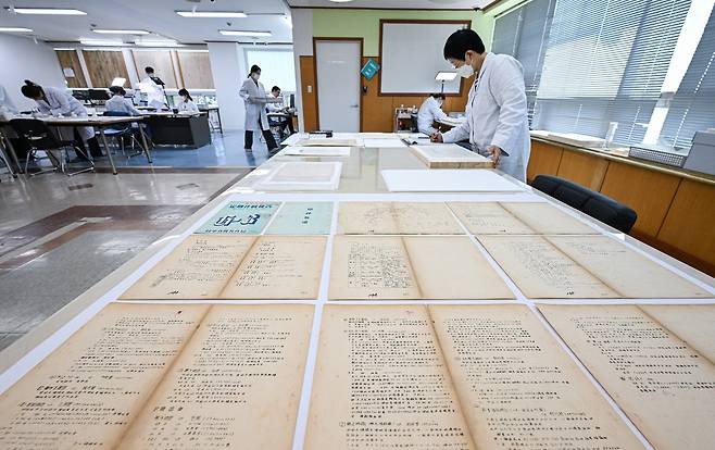 육군은 6.25전쟁 75주년을 맞아 충남 계룡대 육군기록정보관리단에서 ‘중요 역사기록물 복원사업’ 현장을 공개했다. 복원 관계관이 복원 완료된 기록물 검수를 하고 있다. [육군 제공]