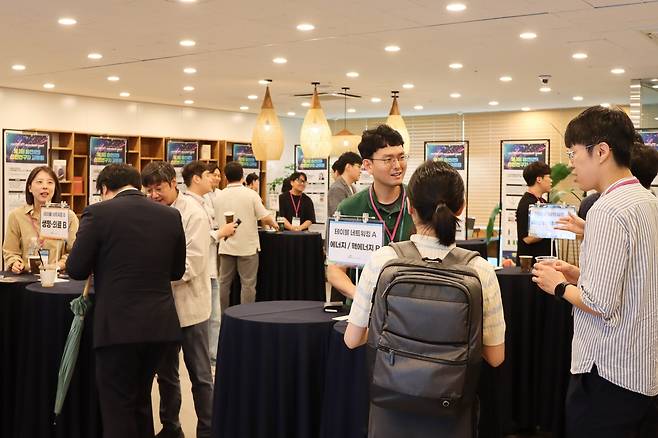 출연연 신진연구자들이 교류회에서 대화를 나누고 있다.[NST 제공]