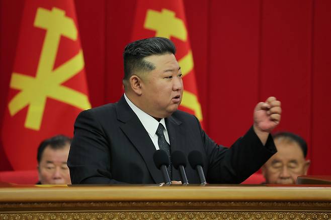 북한 노동당 기관지 노동신문은 24일 김정은 국무위원장 주재로 “조선노동당 중앙위원회 제8기 제12차 전원회의 확대회의가 2025년 6월 21일부터 23일까지 진행됐다”고 보도했다. [평양 노동신문=뉴스1]