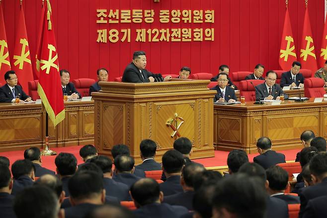 북한 노동당 기관지 노동신문은 24일 김정은 국무위원장 주재로 “조선노동당 중앙위원회 제8기 제12차 전원회의 확대회의가 2025년 6월 21일부터 23일까지 진행됐다”고 보도했다. [평양 노동신문=뉴스1]