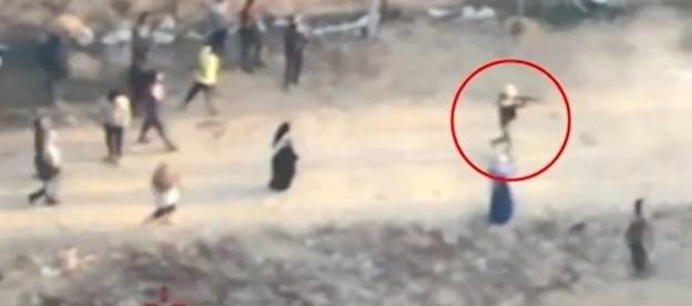 가자지구 남부 GHF 배급소 인근서 주민 향해 총 쏘는 무장괴한. [이스라엘군(IDF) 엑스(X· 옛 트위터) 캡처]